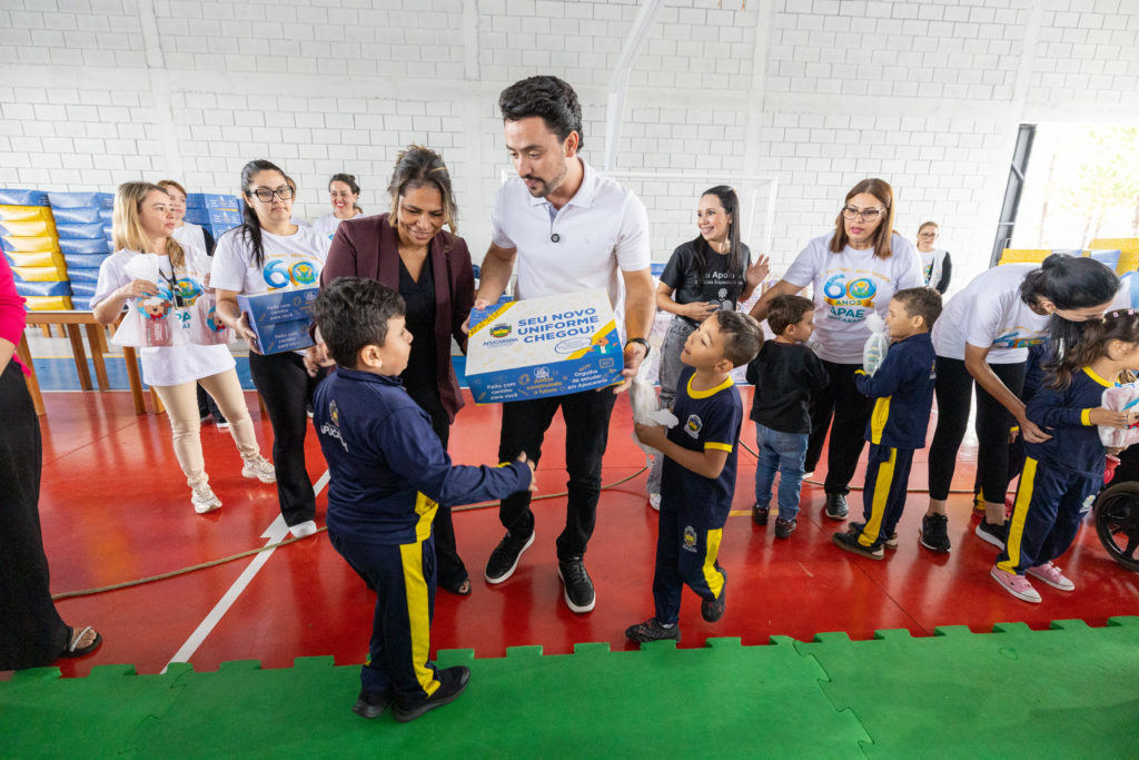 2026-04-01_Entrega_uniforne_ovos_bombons_apae-90