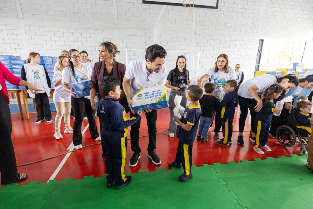 2026-04-01_Entrega_uniforne_ovos_bombons_apae-91