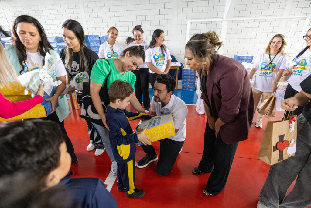 2026-04-01_Entrega_uniforne_ovos_bombons_apae-98