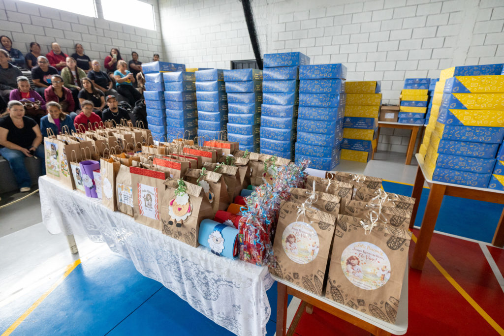 2026-04-01_Entrega_uniforne_ovos_bombons_apae_