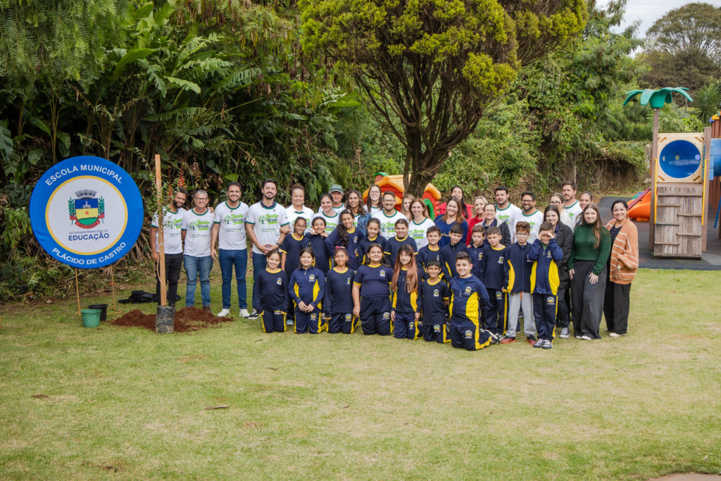 2026-06-09_plantio_arvore_escola_placido_castro_004
