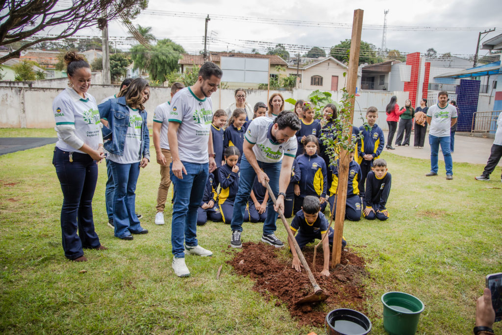 2026-06-09_plantio_arvore_escola_placido_castro_008